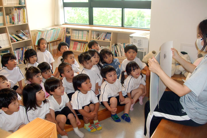 絵本の読み聞かせ