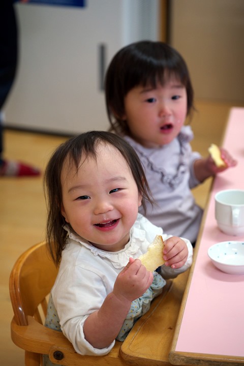 おやつを食べる乳幼児