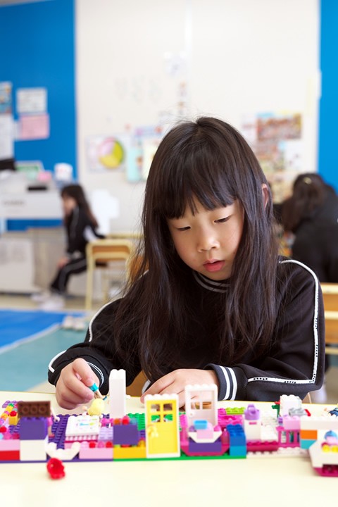 ブロック遊びをする園児