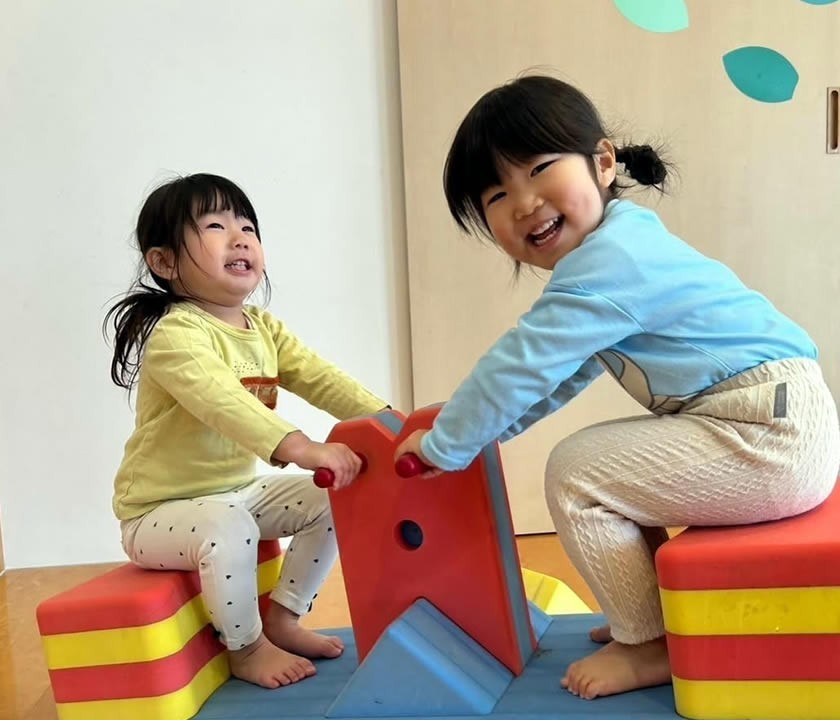 遊具であそぶ園児