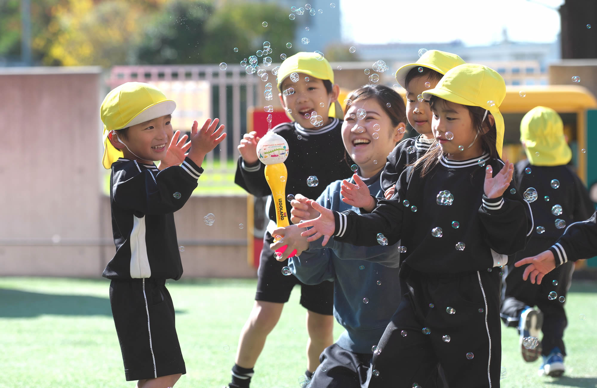 保育士と園児たち