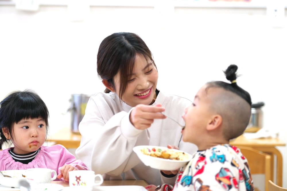 ごはんを食べる園児