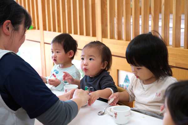 離乳食を食べる乳幼児