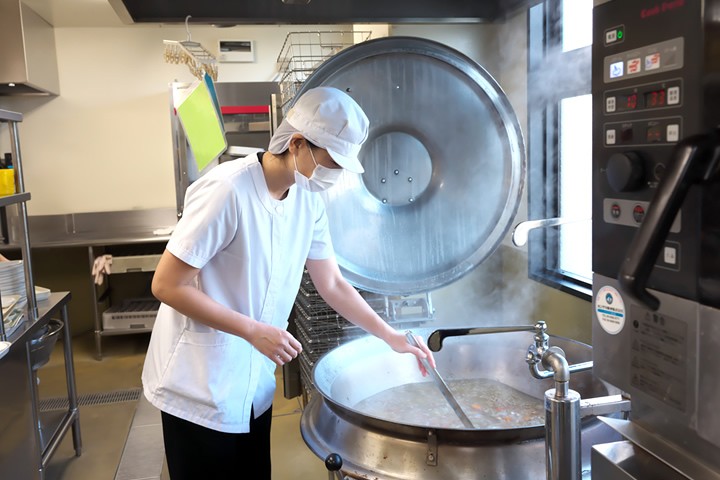 給食を調理中