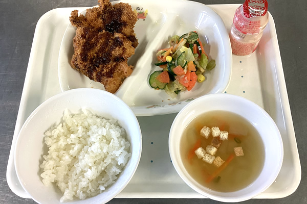 とんかつ・和風サラダ・コンソメスープ・ヤクルト