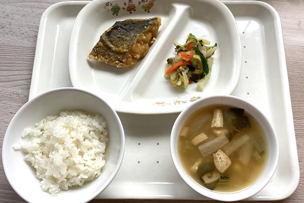 魚の唐揚げ・酢の物・みそ汁